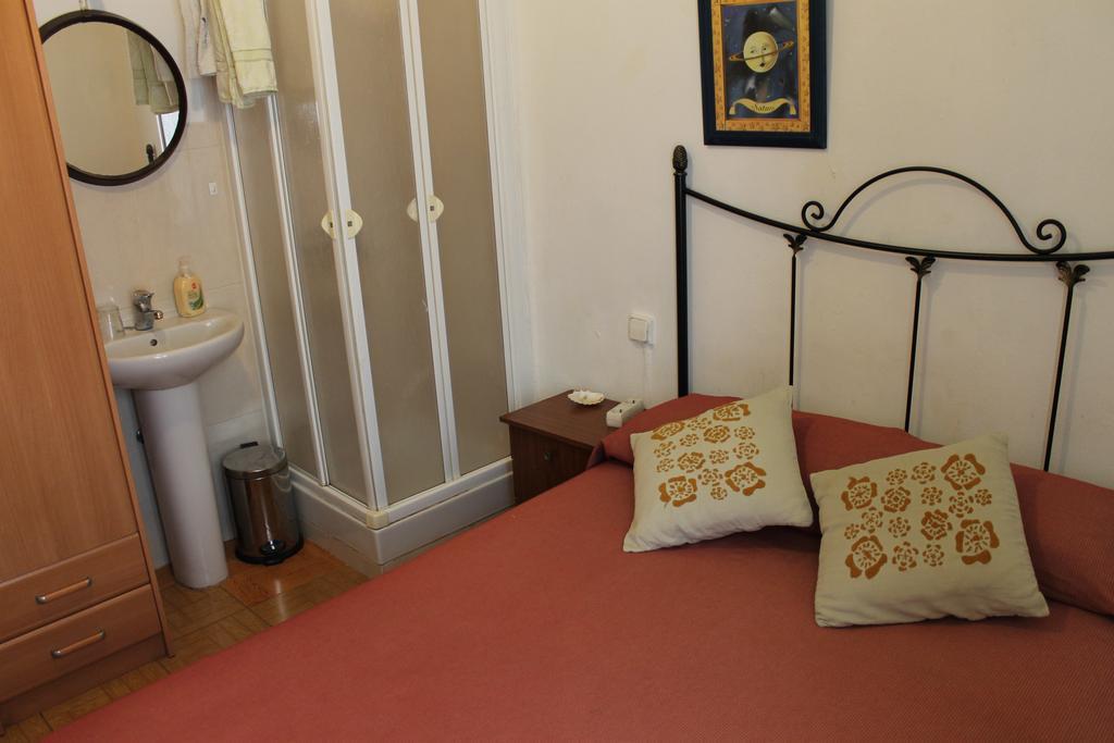 Hostal Graciela Madrid Esterno foto